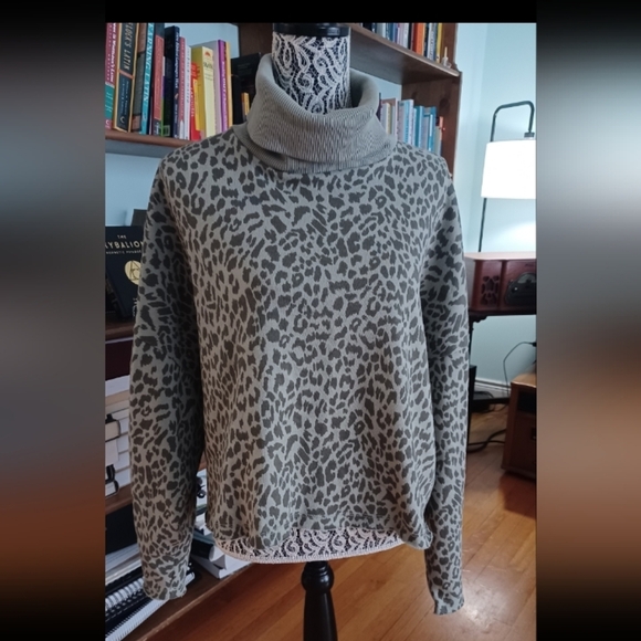 American Eagle Crop Turtle Neck Leopard Print Sweater Size Large - Picture 1 of 6